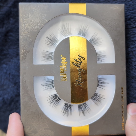 Red Aspen Mini Lashes and Adhesive - Picture 2 of 4
